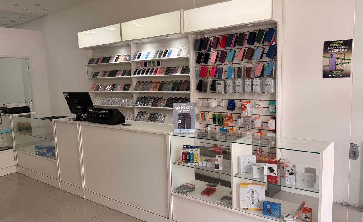 Balcão e vitrine da Soster Cell Tech em Cachoeirinha, com acessórios e peças em exposição